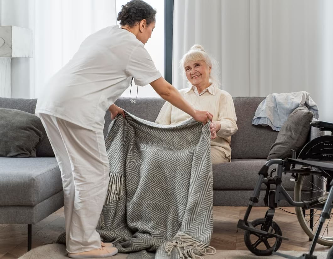 medico-cuidando-de-mulher-idosa-em-casa_23-2148962376